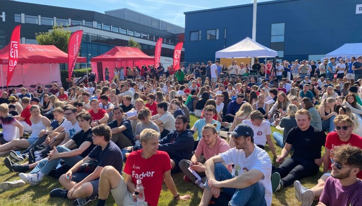 Plenen var full av studenter i sola på campus i Grimstad mandag formiddag. Plenen var full av studenter i sola på campus i Grimstad mandag formiddag.