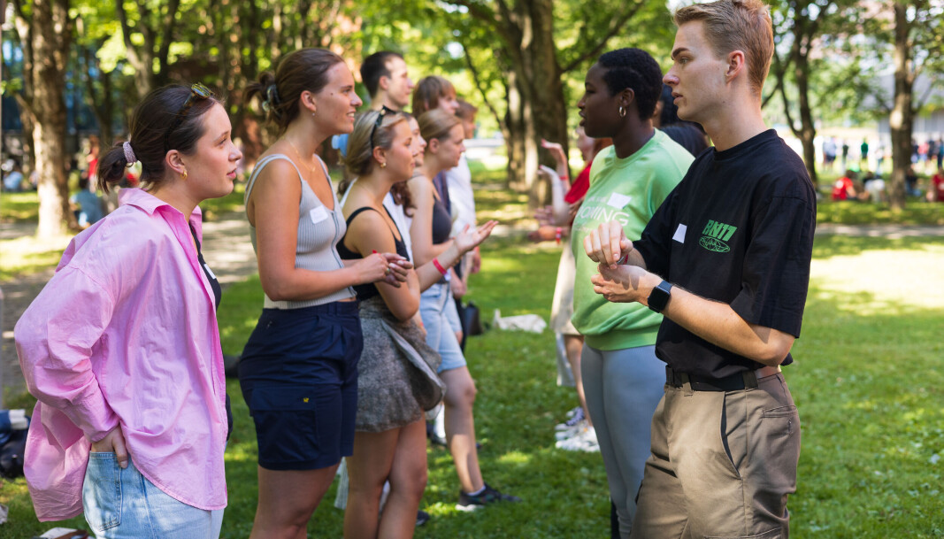 "Speed dating" på plenen på Blinderen. Lengst framme i bildet står Eline Finjarn og Vegar Gulbrandsen. "Speed dating" på plenen på Blinderen. Lengst framme i bildet står Eline Finjarn og Vegar Gulbrandsen.