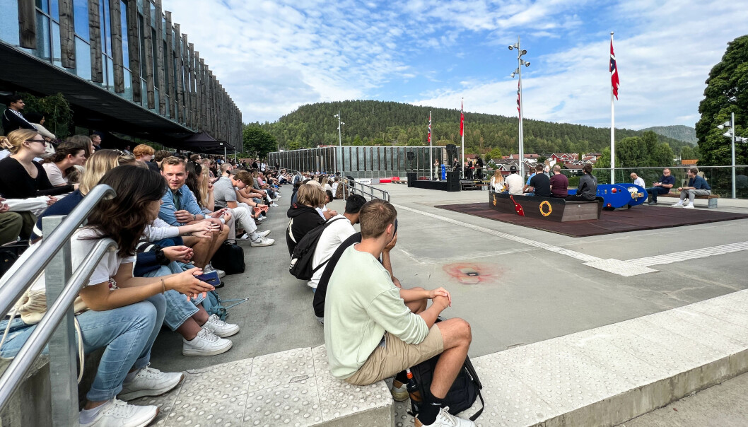 Fra studiestart, studiested Kongsberg, Universitetet i Sørøst-Norge. Departementet forventer fornyet innsats for økt studiekvalitet og gjennomføring. Fra studiestart, studiested Kongsberg, Universitetet i Sørøst-Norge. Departementet forventer fornyet innsats for økt studiekvalitet og gjennomføring.
