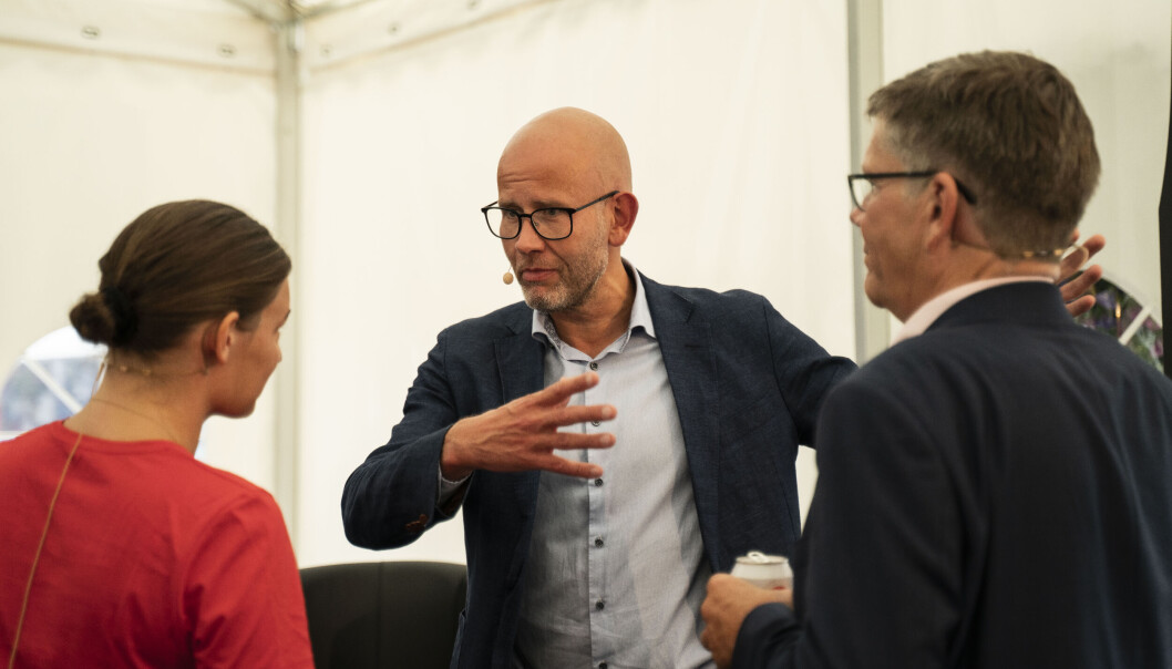 Regiondirektør i NHO, Tord Lien, mener regjeringen prøver å fikse et problem som ikke finnes når den vil fjerne dagens professor II-ordning. Her er han sammen med UiO-rektor Svein Stølen (t.h.) og debattleder Vilde T. Coward i Arendal tirsdag kveld. Regiondirektør i NHO, Tord Lien, mener regjeringen prøver å fikse et problem som ikke finnes når den vil fjerne dagens professor II-ordning. Her er han sammen med UiO-rektor Svein Stølen (t.h.) og debattleder Vilde T. Coward i Arendal tirsdag kveld.