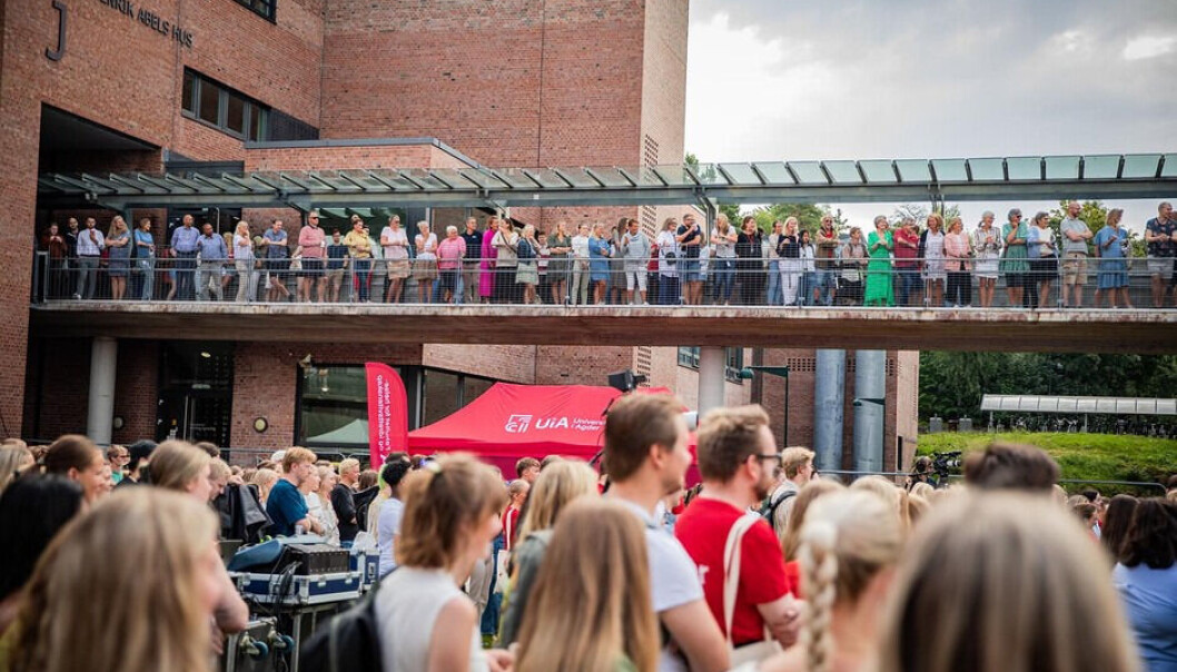 Tett i tett på fysisk opningsseremoni i Agder. No viser det seg at universitetet har teke litt mykje Møllers tran og invitert for mange studentar til seg. Tett i tett på fysisk opningsseremoni i Agder. No viser det seg at universitetet har teke litt mykje Møllers tran og invitert for mange studentar til seg.