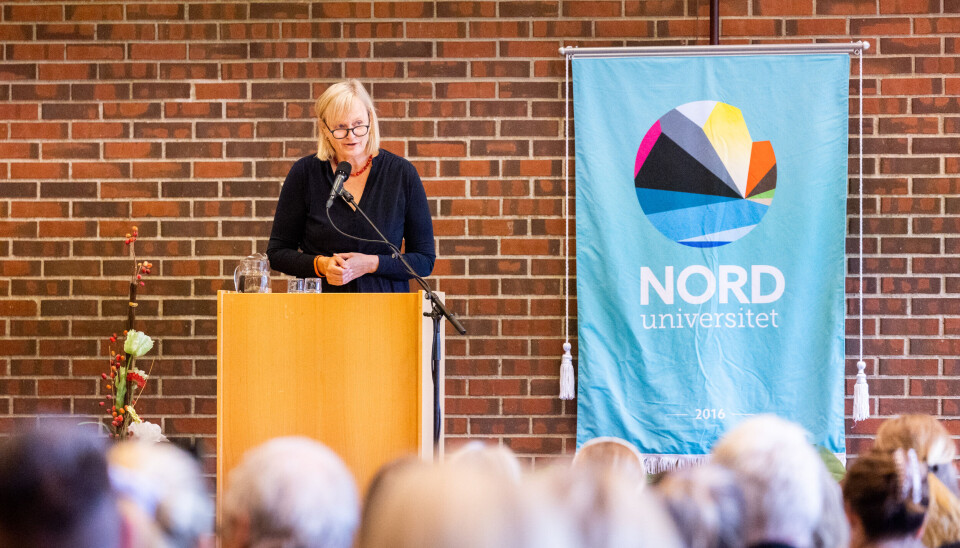 Ordfører Hanne Davidsen på talerstolen da Ola Borten Moe besøkte Nesna ved studiestart høsten 2022.