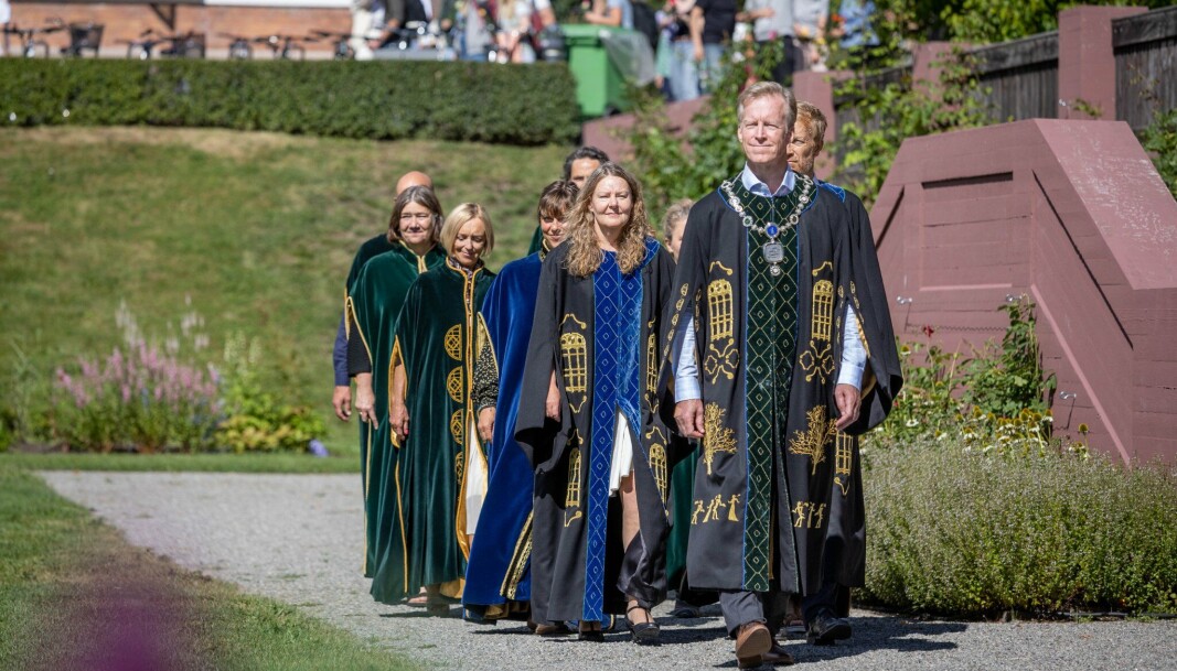 Sist fredag var det immatrikulering for Elvira og 1600 andre studenter i Ås, hvorav hele 350 internasjonale studenter. Rektoratet med Elise Norberg og Curt Rice i spissen. Sist fredag var det immatrikulering for Elvira og 1600 andre studenter i Ås, hvorav hele 350 internasjonale studenter. Rektoratet med Elise Norberg og Curt Rice i spissen.