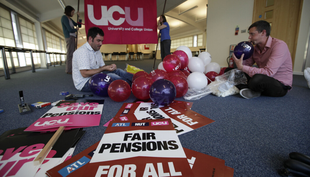 Pensjonskrav er ikke noe nytt for britiske universitetsansatte. Her forbereder medlemmer av University and College Union (UCU) seg på streik i 2011.