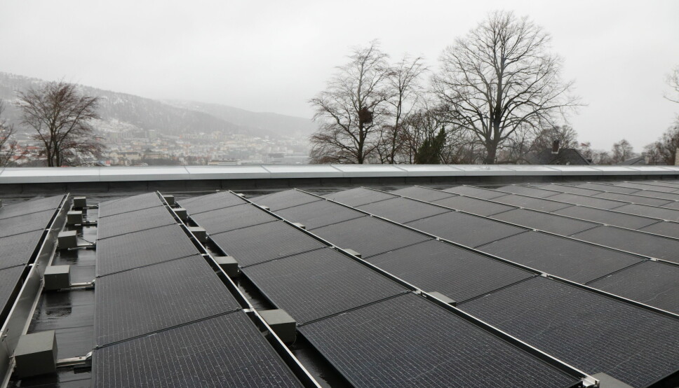Universitetet i Bergen har nå solcellepanel ved 5-6 bygg .Tre av dem skal ha panel som er produsert i Kina.