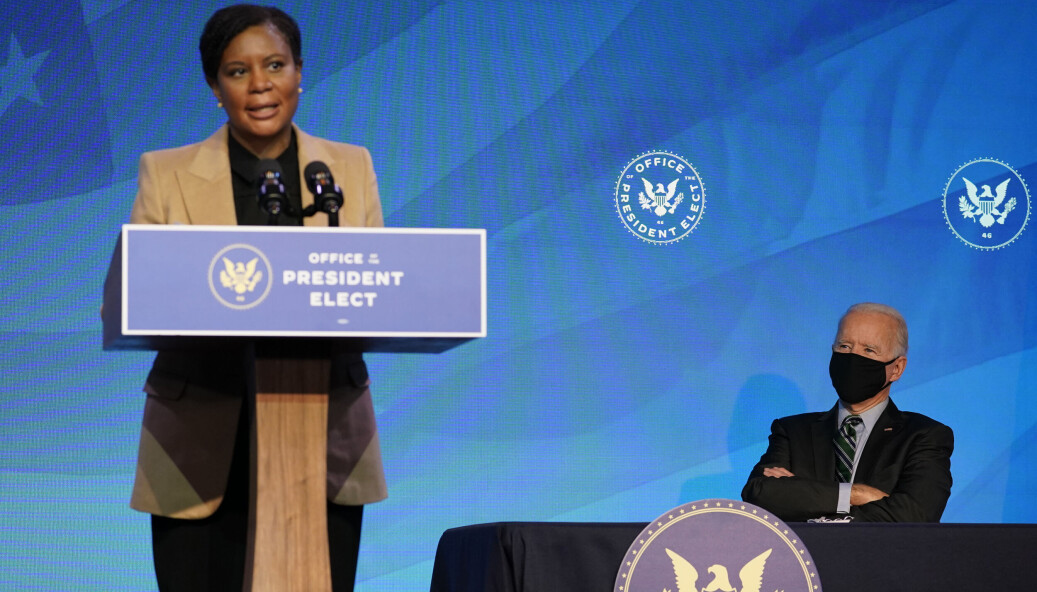 — Det skal ikke være noen forsinkelse eller barriere mellom den amerikanske offentligheten og resultatene av investeringene deres i forskning, heter det i en uttalelse fra Alondra Nelson i OSTP. Her med president Joe Biden i januar. — Det skal ikke være noen forsinkelse eller barriere mellom den amerikanske offentligheten og resultatene av investeringene deres i forskning, heter det i en uttalelse fra Alondra Nelson i OSTP. Her med president Joe Biden i januar.