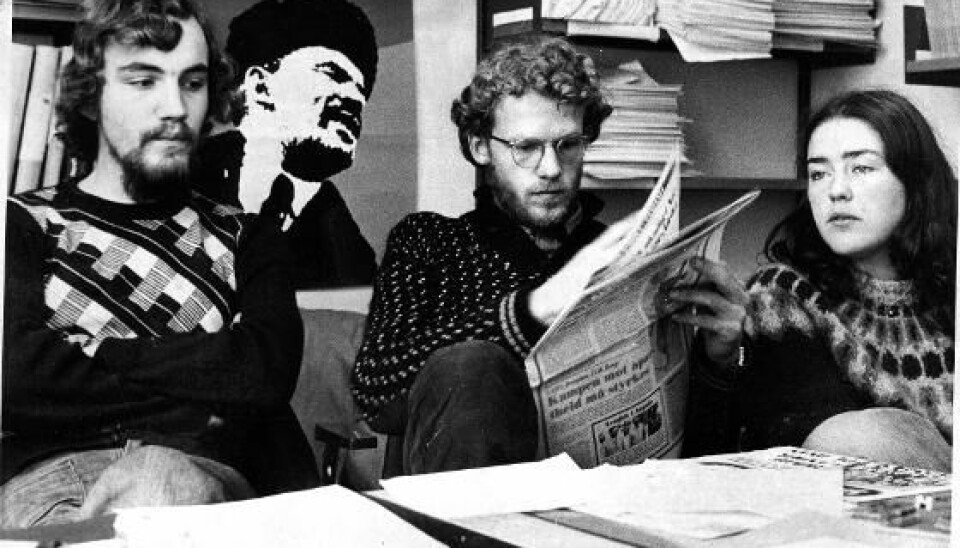 Tidsriktig bilde fra 1970-tallet. Fra venstre Rune Hagen, Narve Fulsås og Beret Wicklund. — Vi tre tilhørte SV og uavhengige sosialister, og hadde danket ut ML-erne i studentvalget. Det var de som hadde hengt Lenin på veggen, forteller Fulsås.