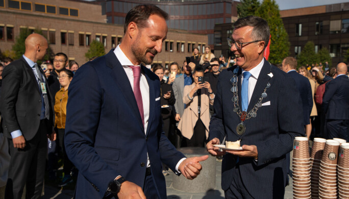 Feststemning: Kronprins Haakon og rektor Dag Rune Olsen.