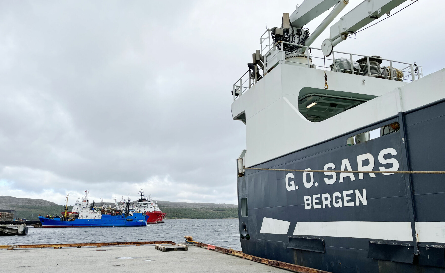 Forskingsskipet «G.O. Sars» til kai i Kirkenes i naboskap med russiske trålarar, som fortsatt har lov til å ligge i norske hamner. «G.O. Sars» opererer mest i Barentshavet, Norskehavet og Nordsjøen, men har også gjennomført tokt i Atlanterhavet og Antarktis.