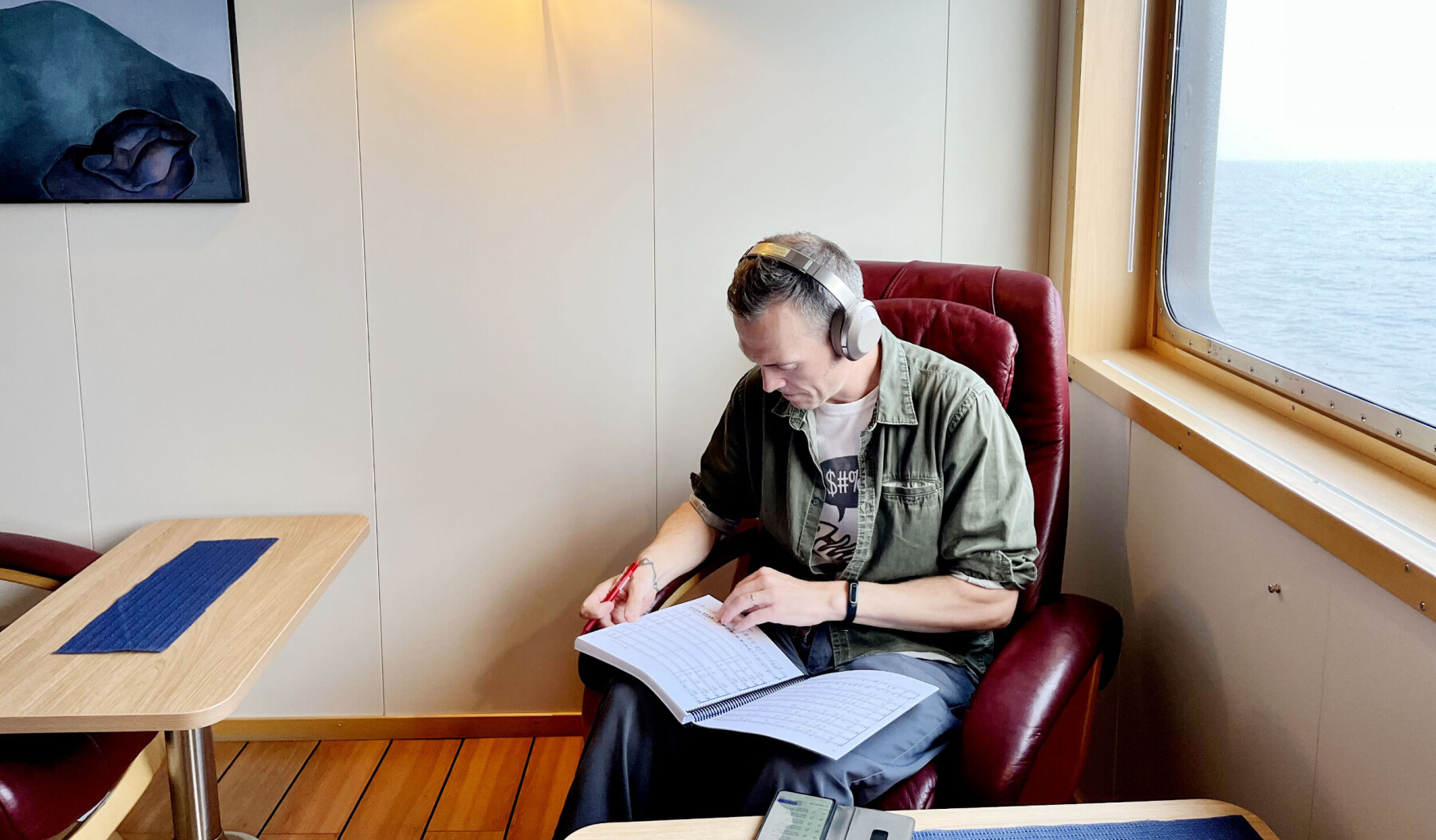 Erlend Langhelle har utdanning frå Griegakademiet, men på forskingstokt er det botnfisk og ikkje bassrøysta som er viktigast. På frivakter øver han det han kan på eit komplisert, modernistisk korverk han skal framføre med det semiprofesjonelle koret han er med i. Erlend Langhelle har utdanning frå Griegakademiet, men på forskingstokt er det botnfisk og ikkje bassrøysta som er viktigast. På frivakter øver han det han kan på eit komplisert, modernistisk korverk han skal framføre med det semiprofesjonelle koret han er med i.