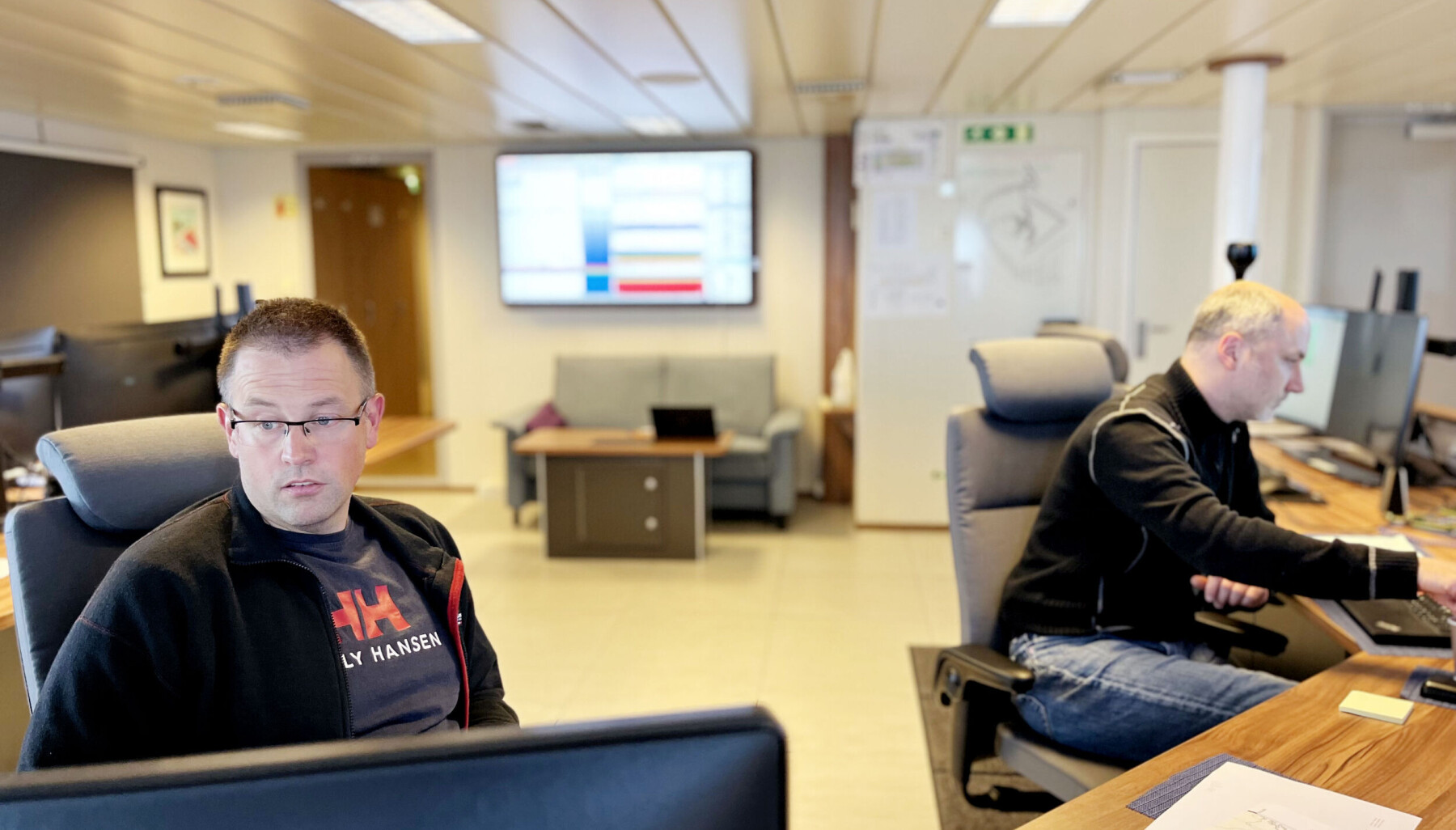 Når «G.O. Sars» er på tokt, blir det jobba døgnet rundt. I instrumentrommet, tettpakka med datamaskinar, ekkolodd, sonar, panel og skjermar jobbar Egil Frøyen (t. venstre) og Jørn Patrick Meyer på skift med overlapping. Når «G.O. Sars» er på tokt, blir det jobba døgnet rundt. I instrumentrommet, tettpakka med datamaskinar, ekkolodd, sonar, panel og skjermar jobbar Egil Frøyen (t. venstre) og Jørn Patrick Meyer på skift med overlapping.