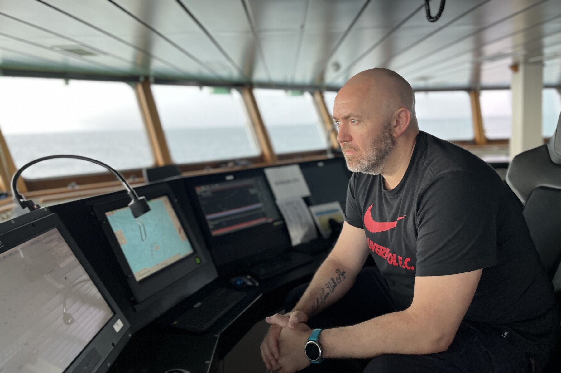 I lange strekk kan 1. styrmann Kjell-Petter Pettersen sjå på havet og la tankane vandre, og det er store sjansar for at han tenker på engelsk fotball. I lange strekk kan 1. styrmann Kjell-Petter Pettersen sjå på havet og la tankane vandre, og det er store sjansar for at han tenker på engelsk fotball.