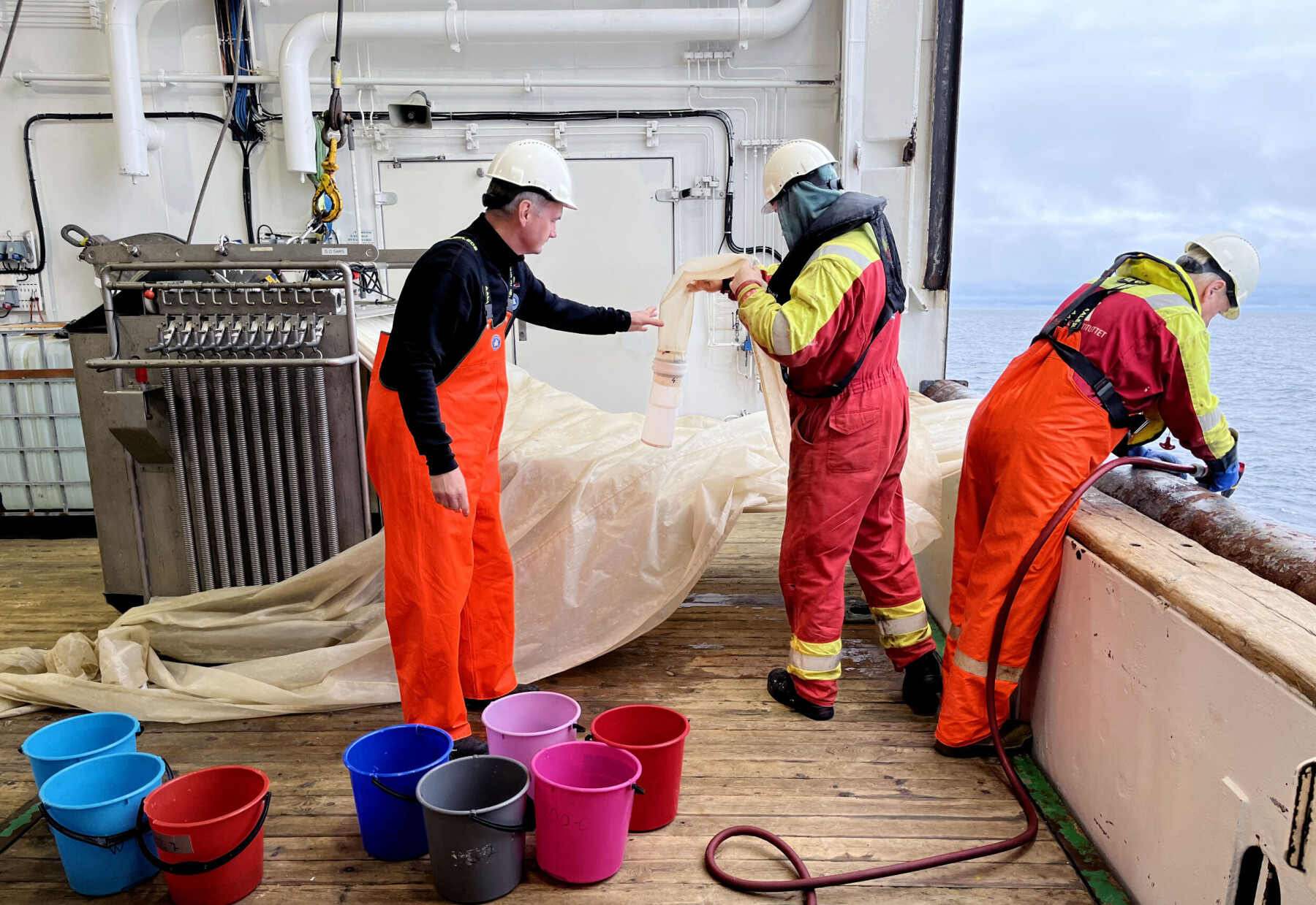 Frå hangaren midtskips hentar havforskarane prøver frå alle djup av Barentshavet. Marinbiolog og planktonekspert Jon Rønning tar imot fangsten frå planktontrålen frå matros Tobias Abrahamsen og Asbjørn Johansen (t. venstre). Frå hangaren midtskips hentar havforskarane prøver frå alle djup av Barentshavet. Marinbiolog og planktonekspert Jon Rønning tar imot fangsten frå planktontrålen frå matros Tobias Abrahamsen og Asbjørn Johansen (t. venstre).