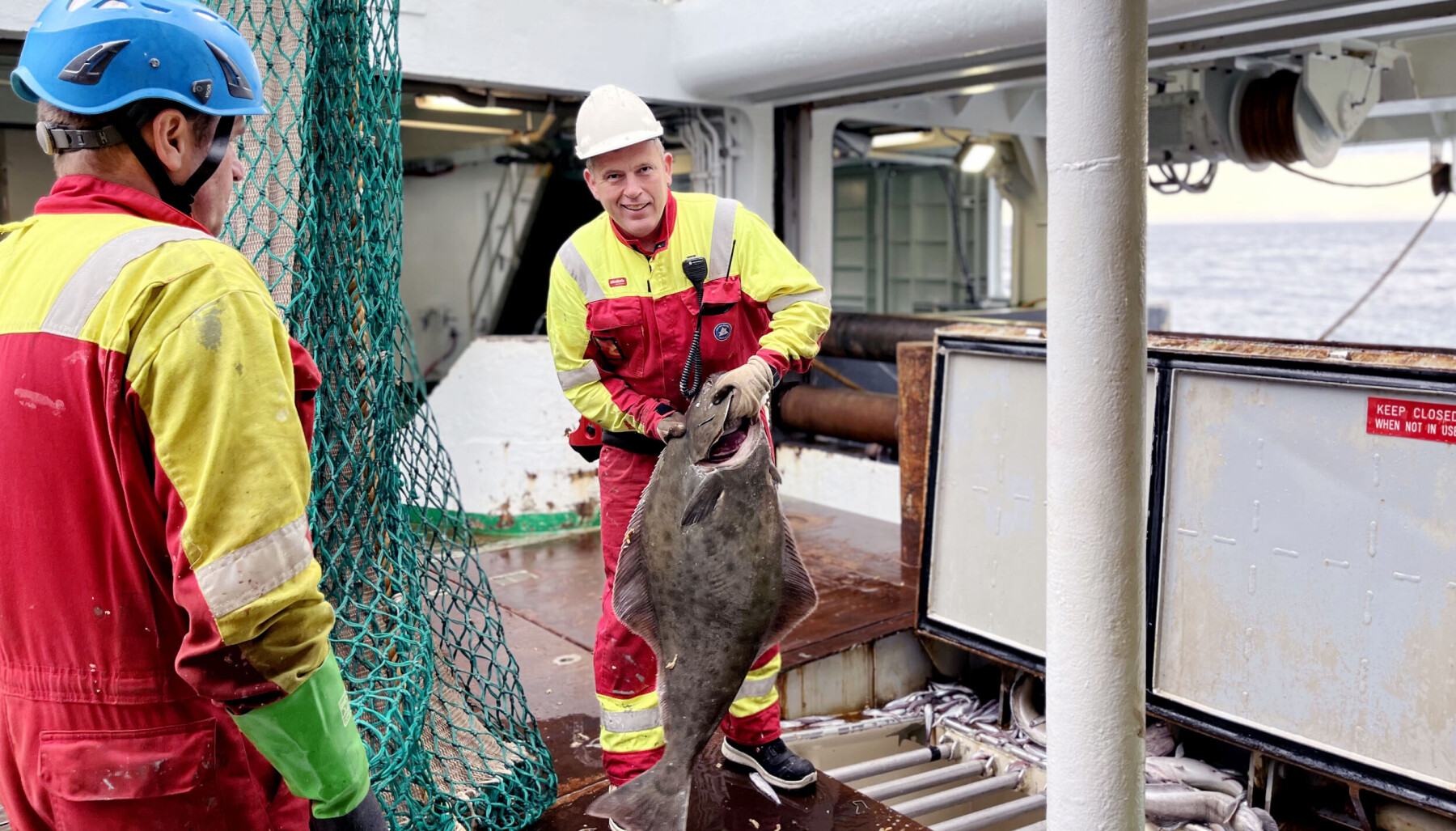 Trålbas Even Rong, her saman med matros Per Magne Næss, løftar på ei 16,24 kg kveite som botntrålen har tatt opp. Etter å ha gitt sitt liv som forskingsobjekt, blir den ettertrakta fisken sendt til stuerten som gjer henne om til framifrå middag for folk om bord. Trålbas Even Rong, her saman med matros Per Magne Næss, løftar på ei 16,24 kg kveite som botntrålen har tatt opp. Etter å ha gitt sitt liv som forskingsobjekt, blir den ettertrakta fisken sendt til stuerten som gjer henne om til framifrå middag for folk om bord.