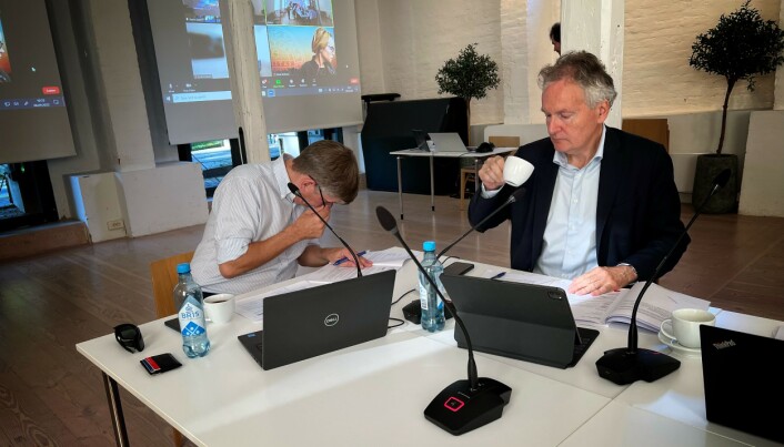 Rektor Svein Stølen og universitetsdirektør Arne Benjaminsen kan se at de to store byggeprosjektene til universitetet ser ut til å gå som planlagt. Rektor Svein Stølen og universitetsdirektør Arne Benjaminsen kan se at de to store byggeprosjektene til universitetet ser ut til å gå som planlagt.