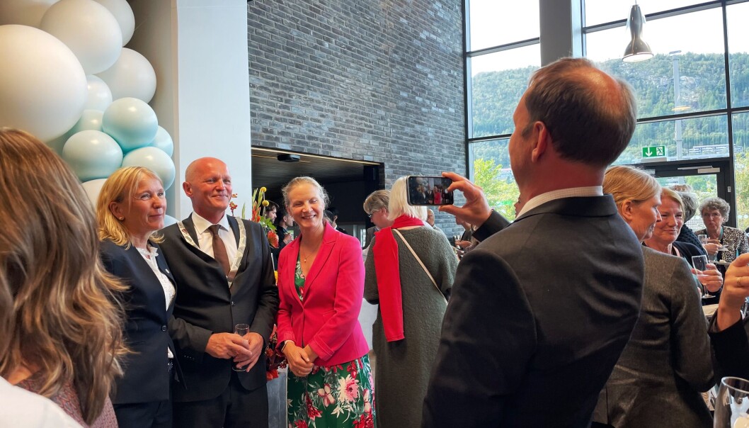 Det var god stemning på resepsjonen etter doktorpromosjonen. Her poserer rektor ved Universitetet i Bergen, Margareth Hagen, rektor ved Høgskulen på Vestlandet, Gunnar Yttri og administrerende direktør i Forskningsrådet, Mari Sundli Tveit. Det var god stemning på resepsjonen etter doktorpromosjonen. Her poserer rektor ved Universitetet i Bergen, Margareth Hagen, rektor ved Høgskulen på Vestlandet, Gunnar Yttri og administrerende direktør i Forskningsrådet, Mari Sundli Tveit.
