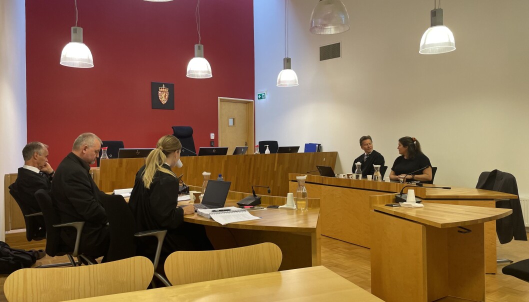 Tirsdag forklarte styreleder i Studentsamskipnaden i Ås, Selma Sollihagen seg, i saken som Einride Berg har reist mot samskipnaden for det han mener er usaklig oppsigelse. Sollihagen her i samtale med sin advokat Henning M. Heitmann i Sands Advokatfirma, til venstre Einride Berg og hans advokat. Tirsdag forklarte styreleder i Studentsamskipnaden i Ås, Selma Sollihagen seg, i saken som Einride Berg har reist mot samskipnaden for det han mener er usaklig oppsigelse. Sollihagen her i samtale med sin advokat Henning M. Heitmann i Sands Advokatfirma, til venstre Einride Berg og hans advokat.