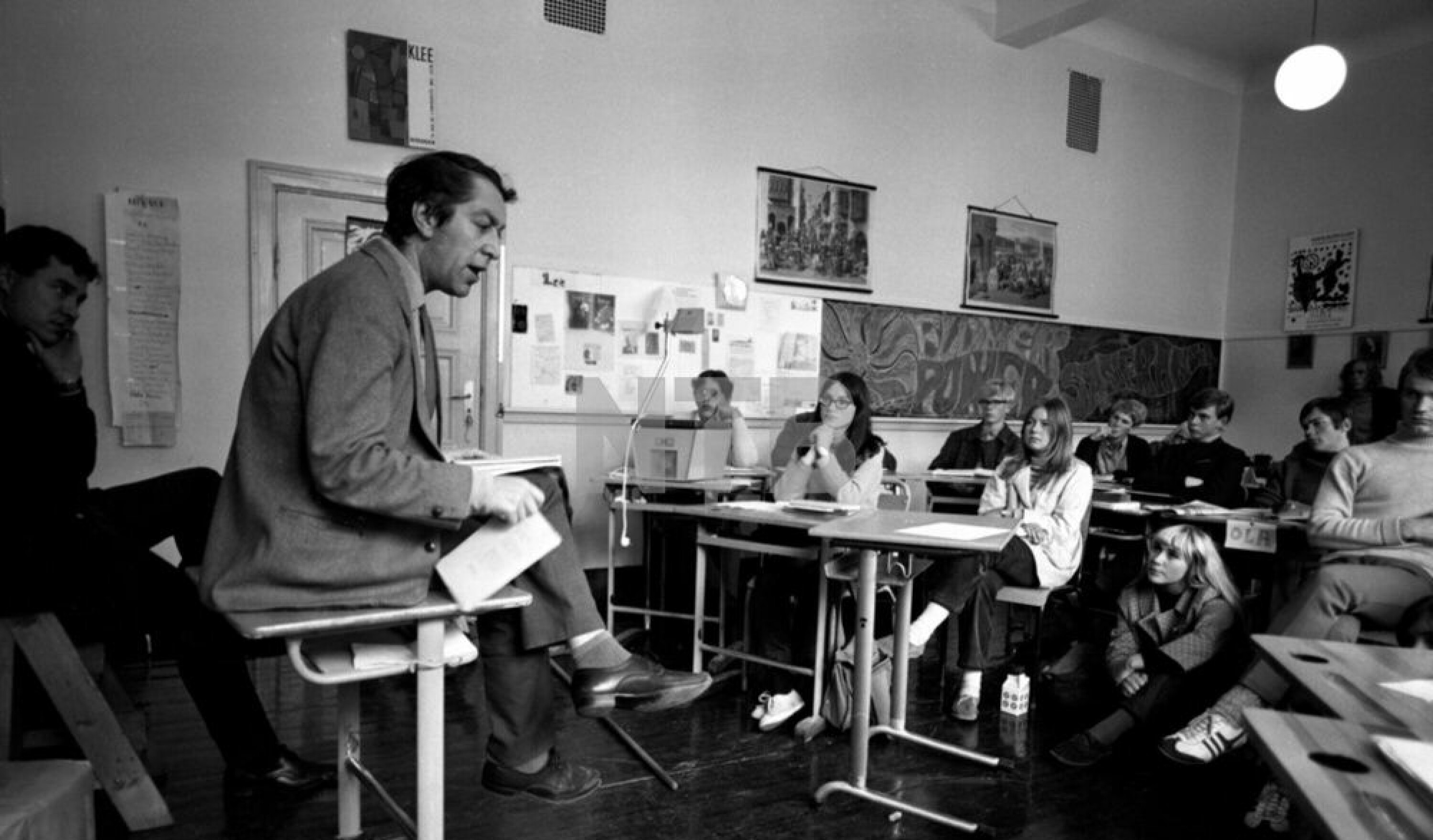 Georg Johannesen les dikt for elevar ved Forsøksgymnaset i Oslo hausten 1967. På denne tida hadde han erklært seg ferdig som skjønnlitterær forfattar, sjølv om han fekk strålande meldingar for bøkene sine. I bakgrunnen lærar og seinare kjent NRK-journalist Erling Lægreid.