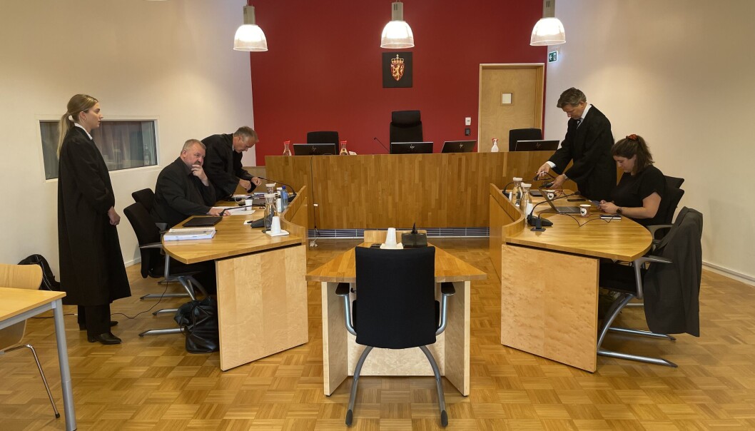 Denne uka har Einride Berg tilbragt i Follo tingrett. Han har gått til sak mot Studentsamskipnaden i Ås, for det han mener er usaklig oppsigelse. Her sammen med sin advokat Knut-Marius Sture Arntzen og motparten representert ved styreleder Selma Lillehagen og samskipnadens advokat Henning M. Heitmann. Denne uka har Einride Berg tilbragt i Follo tingrett. Han har gått til sak mot Studentsamskipnaden i Ås, for det han mener er usaklig oppsigelse. Her sammen med sin advokat Knut-Marius Sture Arntzen og motparten representert ved styreleder Selma Lillehagen og samskipnadens advokat Henning M. Heitmann.