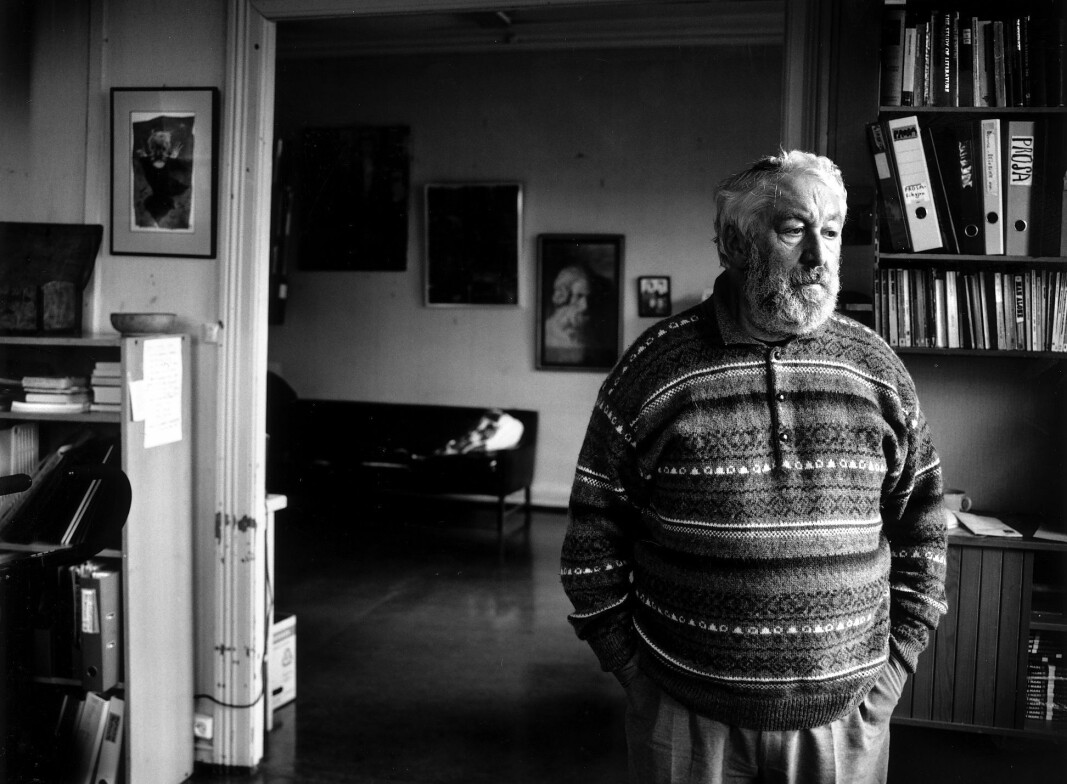 Georg Johannesen fotografert heime i Bergen. Georg Johannesen fotografert heime i Bergen.
