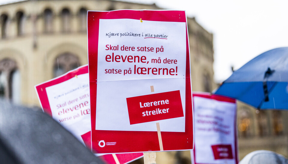 Oslo 20220912. Flere hundre lærere er til stede når Utdanningsforbundet har markering foran Stortinget i Oslo mandag, i forbindelse med den pågående lærerstreiken. Oslo 20220912. Flere hundre lærere er til stede når Utdanningsforbundet har markering foran Stortinget i Oslo mandag, i forbindelse med den pågående lærerstreiken.