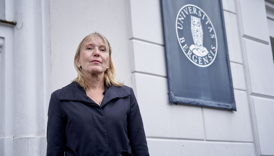 Margareth Hagen stående foran universitetslokalet i Bergen.