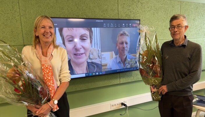 Rektor Margareth Hagen og dekan Per Bakke ved UiB feirer tildeling sammen med senterlederne Guri Rørtveit og Ole Frithjof Norheim i Stockholm og Boston. Rektor Margareth Hagen og dekan Per Bakke ved UiB feirer tildeling sammen med senterlederne Guri Rørtveit og Ole Frithjof Norheim i Stockholm og Boston.