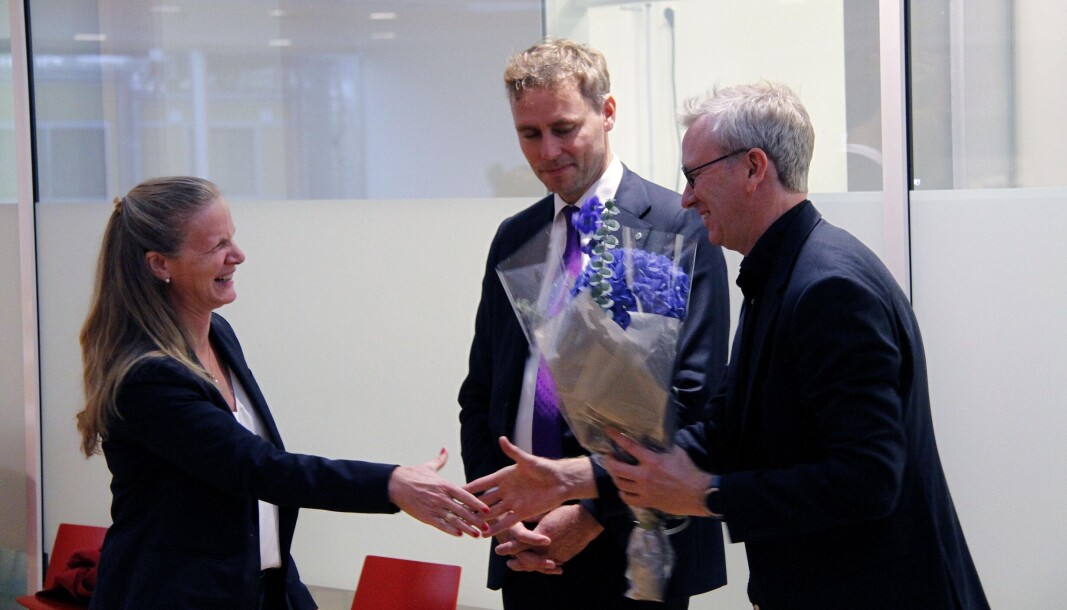 Senteret for kreftforskning ved Radiumhospitalet i Oslo fikk tildelt midler fra Forskningsrådet. Her får senterleder Karl-Johan Malmberg blomster av Forskningsrådets Mari Sundli Tveit. Statsråd Ola Borten Moe står bak. Senteret for kreftforskning ved Radiumhospitalet i Oslo fikk tildelt midler fra Forskningsrådet. Her får senterleder Karl-Johan Malmberg blomster av Forskningsrådets Mari Sundli Tveit. Statsråd Ola Borten Moe står bak.