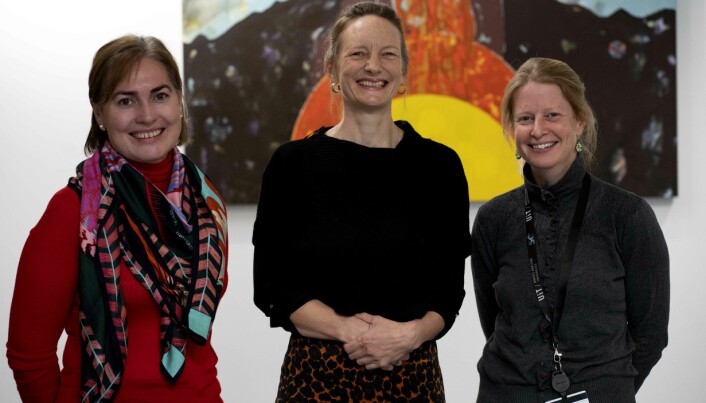 Prorektor for forskning ved UiT , Camilla Brekke (t.v.) med de to prosjektlederne for Jemma Wadham (midten) og Monica Winsborrow.
