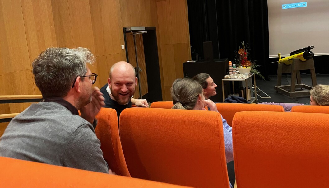 Pål Adrian Ryen er kommunikasjonsrådgiver på UiB og coacher deltakerne i formidling. Her er han under den lille generalprøven i Mimes brønn på Høgskulen på Vestlandet Pål Adrian Ryen er kommunikasjonsrådgiver på UiB og coacher deltakerne i formidling. Her er han under den lille generalprøven i Mimes brønn på Høgskulen på Vestlandet