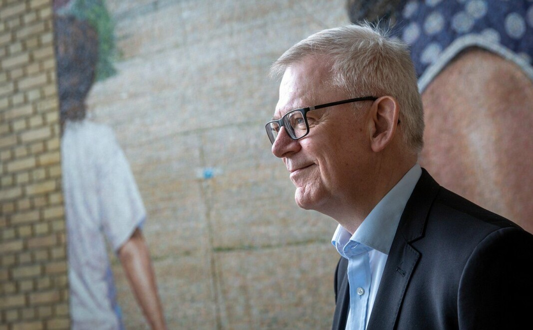 Formann for Danske Universiteter, de danske universitetenes interesseorganisasjon, Brian Bech Nielsen, sier det er «en illusjon å tro at de unge kan nå samme nivå med en halvering av masterutdannelsen. Formann for Danske Universiteter, de danske universitetenes interesseorganisasjon, Brian Bech Nielsen, sier det er «en illusjon å tro at de unge kan nå samme nivå med en halvering av masterutdannelsen.