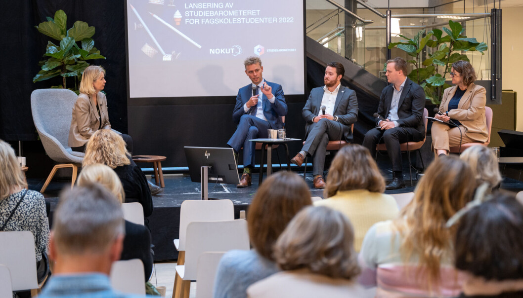 Bildet er fra lanseringen av Studiebarometeret for fagskolestudenter 2022 i Oslo. F.v. Nokut-direktør Kristin Vinje, statsråd Ola Borten Moe, leder av organisasjonen for fagskolestudenter, Henning Skau, Tord Hauge (Nasjonalt fagskoleråd) og Annelise Kiønig fra Fagskolen Kristiania. Bildet er fra lanseringen av Studiebarometeret for fagskolestudenter 2022 i Oslo. F.v. Nokut-direktør Kristin Vinje, statsråd Ola Borten Moe, leder av organisasjonen for fagskolestudenter, Henning Skau, Tord Hauge (Nasjonalt fagskoleråd) og Annelise Kiønig fra Fagskolen Kristiania.