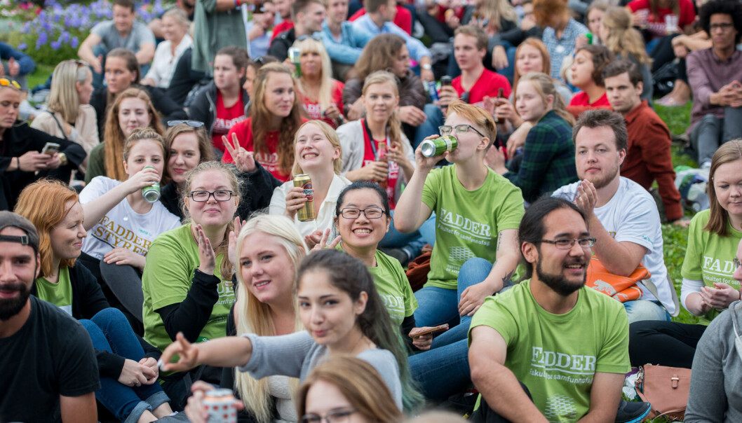 Stadig flere unge har høyere utdanning. Her er nye studenter og faddere under studiestart i Oslo for noen år siden. Stadig flere unge har høyere utdanning. Her er nye studenter og faddere under studiestart i Oslo for noen år siden.