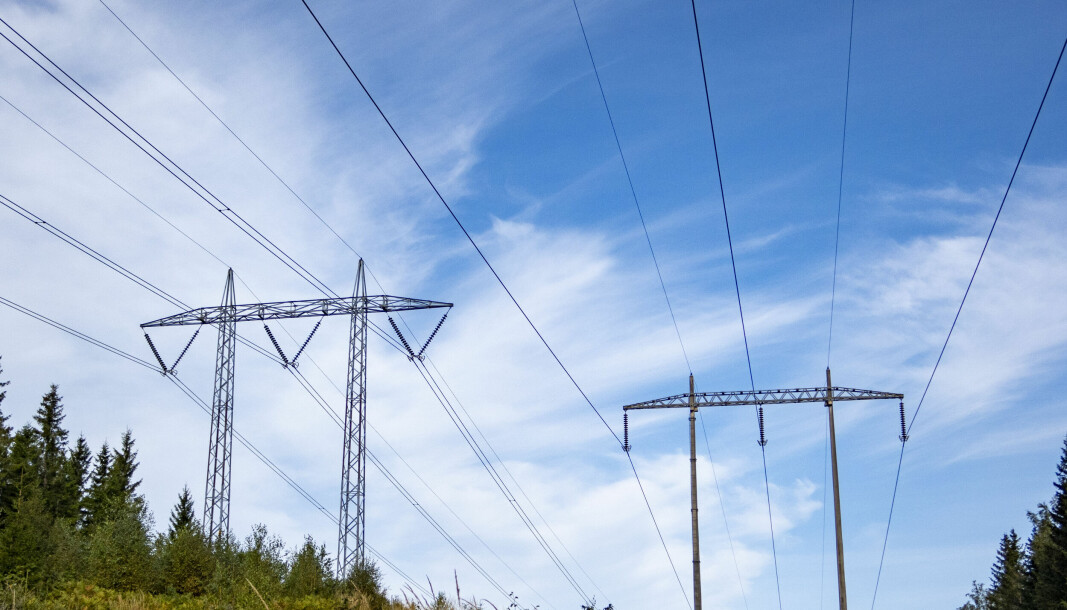 Den forrige regjeringen varslet at de skulle satse på forskning på samfunnssikkerhet, herunder energiforsyningssikkerhet. Bildet viser kraftledninger i Lillomarka i Nittedal.