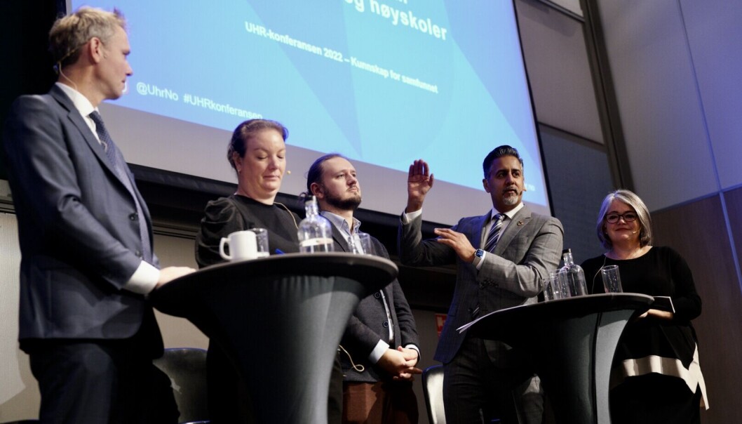 – Hvis man kommer med flere oppgaver og høyere mål, uten mer penger, så må man jo kutte i en eller annen ende. Det regnestykket går ikke opp, sa Abid Raja under en paneldebatt tirsdag. F.v.: Ola Borten Moe (Sp), Hege Bae Nyholt (R), Freddy André Øvstegård (SV), Abid Raja (V) og Kari-Anne Jønnes (H). – Hvis man kommer med flere oppgaver og høyere mål, uten mer penger, så må man jo kutte i en eller annen ende. Det regnestykket går ikke opp, sa Abid Raja under en paneldebatt tirsdag. F.v.: Ola Borten Moe (Sp), Hege Bae Nyholt (R), Freddy André Øvstegård (SV), Abid Raja (V) og Kari-Anne Jønnes (H).