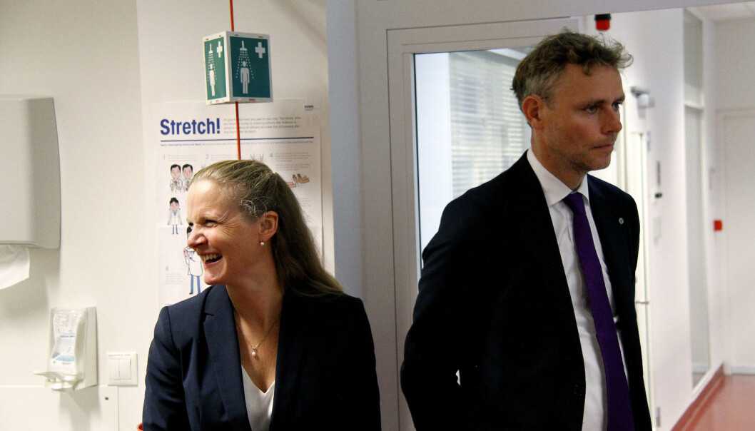 Forskningsrådet skal slippe å dra med seg masse gjeld framover og i stedet bruke pengene på ny forskning. Her er adm.dir Mari Sundli Tveit sammen med forsknings- og høyere utdanningsminister Ola Borten Moe. Forskningsrådet skal slippe å dra med seg masse gjeld framover og i stedet bruke pengene på ny forskning. Her er adm.dir Mari Sundli Tveit sammen med forsknings- og høyere utdanningsminister Ola Borten Moe.