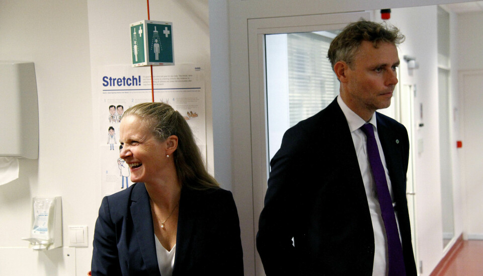 Ola Borten Moe og Mari Sundli Tveit besøker Radiumhospitalet og Institutt for kreftforskning. Dersom forskningsrådets kriterier skal innfris, må det større investeringer til.
