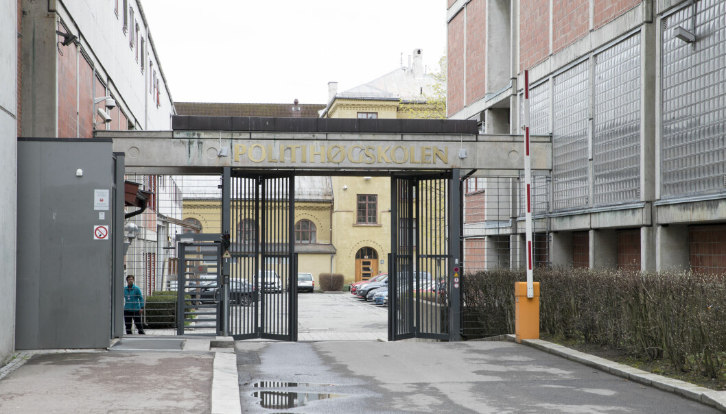 .Politihøgskolen er en statlig høyskole i Norge og er den sentrale utdanningsinstitusjonen for Politi- og lensmannsetaten.