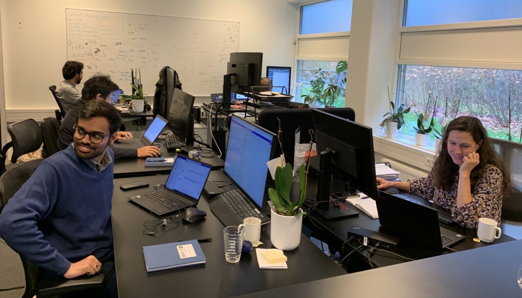 Smart Innovation Norway i Halden er i toppsjiktet når det gjelder å skaffe EU-midler. Her er fra venstre dr. Surender Redhu, AI forsker, Dr. Xu Cheng (delvis skjult), Aaditya Dandwate, master i bærekraftige energisystemer, og dr. Iliana Ilieva, Seksjonsleder Energimarkeder og vitenskapelig koordinator. Smart Innovation Norway i Halden er i toppsjiktet når det gjelder å skaffe EU-midler. Her er fra venstre dr. Surender Redhu, AI forsker, Dr. Xu Cheng (delvis skjult), Aaditya Dandwate, master i bærekraftige energisystemer, og dr. Iliana Ilieva, Seksjonsleder Energimarkeder og vitenskapelig koordinator.