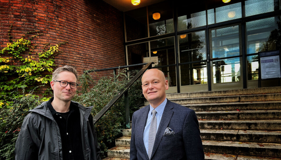 — Jeg er ingen humaniorahater og jeg mener at vi fysikere er altfor lite opptatt av filosofi, for eksempel. Kjønnsforskning, kanskje ikke. Men det er en viss skepsis mot det vi kaller øvre Blindern fra nedre Blindern, sier fysikkprofessor Are Raklev (t.h.), her sammen med filmregissør Jakob Rørvik. — Jeg er ingen humaniorahater og jeg mener at vi fysikere er altfor lite opptatt av filosofi, for eksempel. Kjønnsforskning, kanskje ikke. Men det er en viss skepsis mot det vi kaller øvre Blindern fra nedre Blindern, sier fysikkprofessor Are Raklev (t.h.), her sammen med filmregissør Jakob Rørvik.