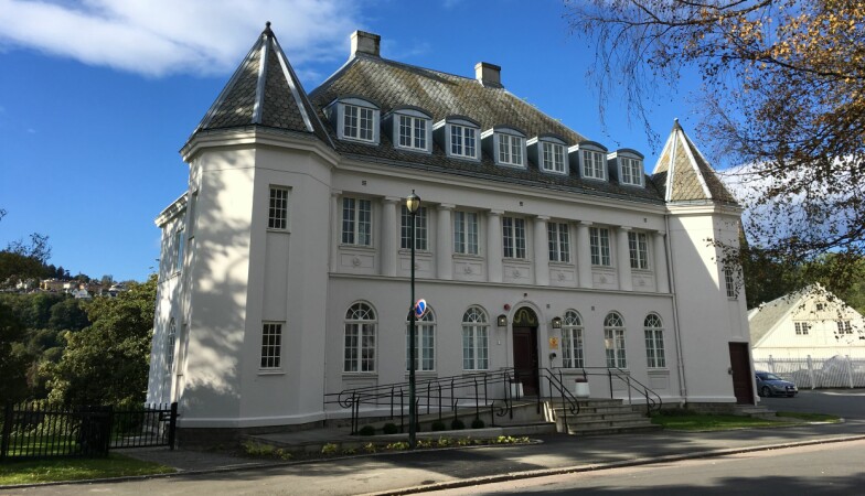 Fylkesmannsboligen huser Det Kongelige Norske Videnskabers Selskab. Det ligger på Kalvskinnet i Trondheim med hage ned mot Nidelva.