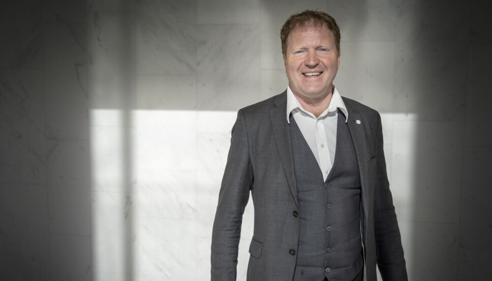 Ette sterk kritikk snudde kommunalminister Sigbjørn Gjelsvik mandag kveld og publiserte den omstridte FFI-rapporten på departementets sider likevel.