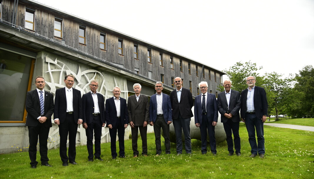 En nåværende og flere tidligere rektorer ved Volda lærarhøgskule og DH-skulen i Volda samla i 2019: Fra venstre: Johann Roppen, Per Halse, Gunnar Stave, Sverre Måseidvåg, Nils Mæhle (VLH), Ketil Jarl Halse (DH), Tor-Johan Ekeland (DH), Jon Tvinnereim (DH), Jan Driveklepp (DH) og Jan Ove Ulstein (DH). En nåværende og flere tidligere rektorer ved Volda lærarhøgskule og DH-skulen i Volda samla i 2019: Fra venstre: Johann Roppen, Per Halse, Gunnar Stave, Sverre Måseidvåg, Nils Mæhle (VLH), Ketil Jarl Halse (DH), Tor-Johan Ekeland (DH), Jon Tvinnereim (DH), Jan Driveklepp (DH) og Jan Ove Ulstein (DH).