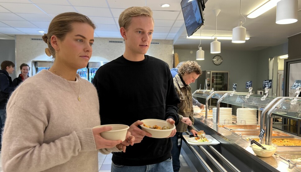 Studentene Cathrine Libæk og Eivind Midtbø Øyulvstad skal for første gang spise lunsj sammen. Finner de tonen?.