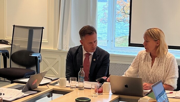 — Me beliter oss ikkje, sa rektor Margareth Hagen i styremøtet. Utan for Bergen ville ein sagt at ein ikkje gir seg. Universitetsdirektør Robert Rastad til venstre. — Me beliter oss ikkje, sa rektor Margareth Hagen i styremøtet. Utan for Bergen ville ein sagt at ein ikkje gir seg. Universitetsdirektør Robert Rastad til venstre.
