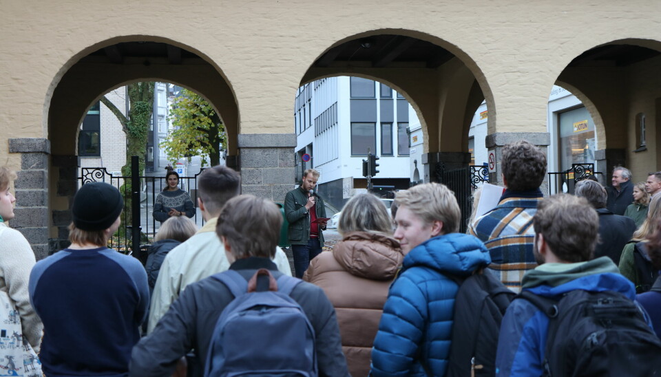 Studentorganisasjoner i Bergen demonstrerte torsdag ettermiddag for å få nye lokaler til Griegakademiet. Her taler Aksel Haukom, leder for Studentparlamentet ved Universitetet i Bergen.