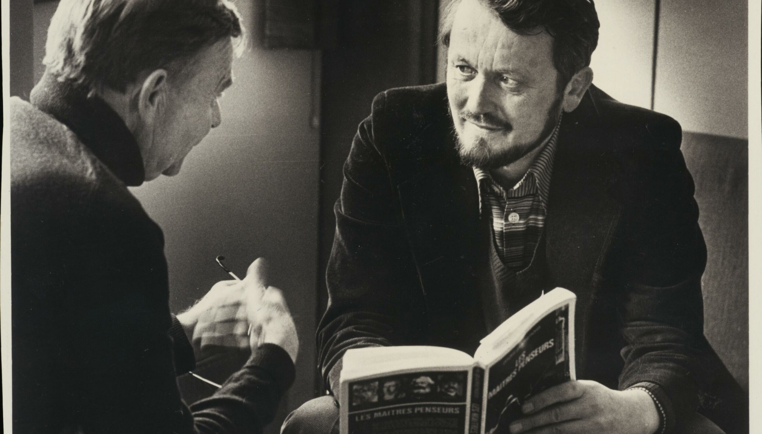 Hans Skjervheim i samtale med litteraturprofessoren Hans Aaraas. Hans Skjervheim i samtale med litteraturprofessoren Hans Aaraas.