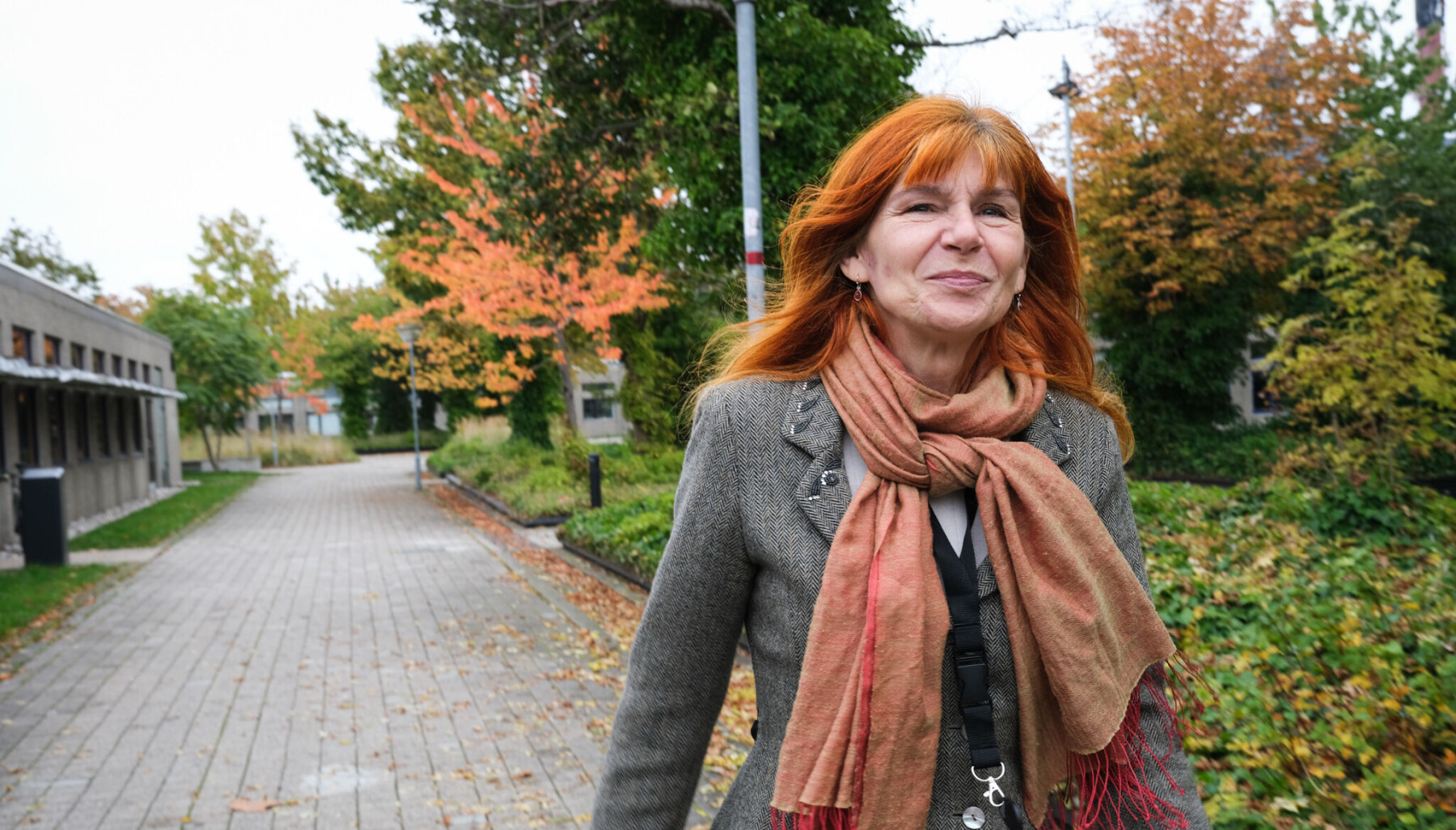 Rektor Hanne Leth Andersen på vei gjennom campus. Rektor Hanne Leth Andersen på vei gjennom campus.