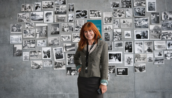 Rektor Hanne Leth Andersen foran et knippe bilder fra RUC-historien inne på universitetsbiblioteket. Rektor Hanne Leth Andersen foran et knippe bilder fra RUC-historien inne på universitetsbiblioteket.