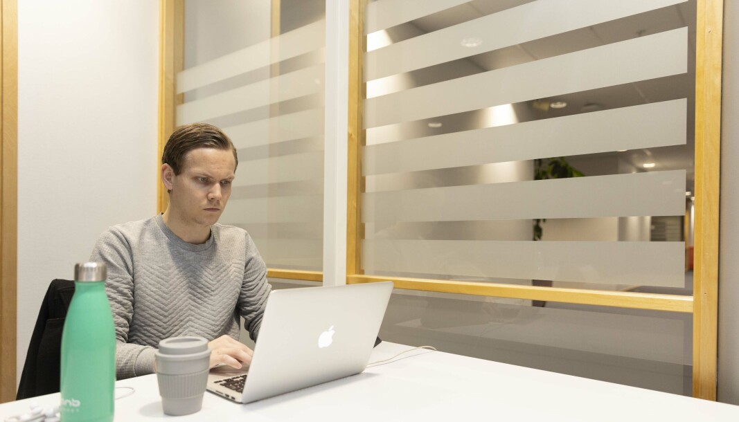 Finansstudent på Handelshøyskolen BI synes det er helt greit at han må skrive masteroppgaven sin på engelsk. Han lærer mye av det, sier han. Finansstudent på Handelshøyskolen BI synes det er helt greit at han må skrive masteroppgaven sin på engelsk. Han lærer mye av det, sier han.